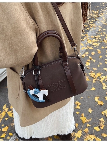 Sac Boston en Cuir PU Rétro pour Femmes Sac Bandoulière avec Lettres Bosselées et Pendentif Cheval à Bascule Sac Vintage pour Trajet et Voyage