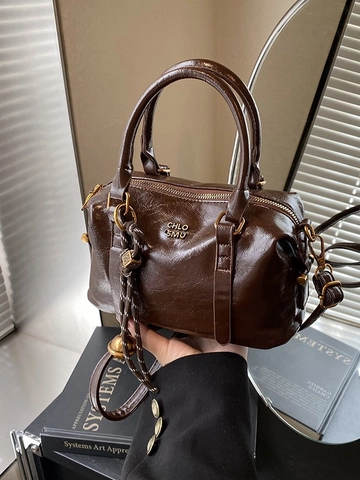 Damen Vintage Glänzende PU Leder Boston Tasche Minimalistische Bowling Handtasche Crossbody Schultertasche Mit Anhänger Gold Hardware