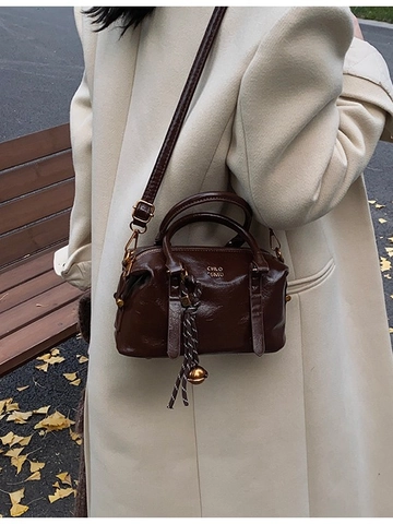 Damen Vintage Glänzende PU Leder Boston Tasche Minimalistische Bowling Handtasche Crossbody Schultertasche Mit Anhänger Gold Hardware
