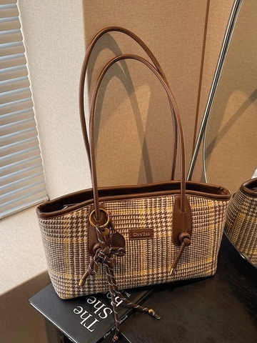 Women Vintage Houndstooth Tweed Tote Bag Large Capacity Plaid Shoulder Bag With Synthetic Leather Straps Decorative Pendants