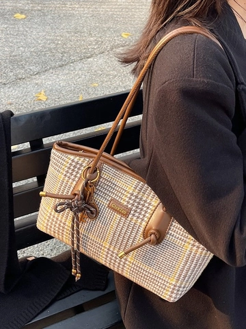 Women Vintage Houndstooth Tweed Tote Bag Large Capacity Plaid Shoulder Bag With Synthetic Leather Straps Decorative Pendants