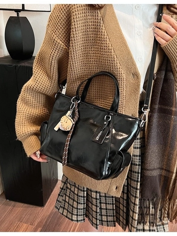 Sac Cabas Femme Grande Capacité en Cuir PU Brillant Avec Breloques de Baseball Bandoulière Réglable Sac à Main de Banlieue