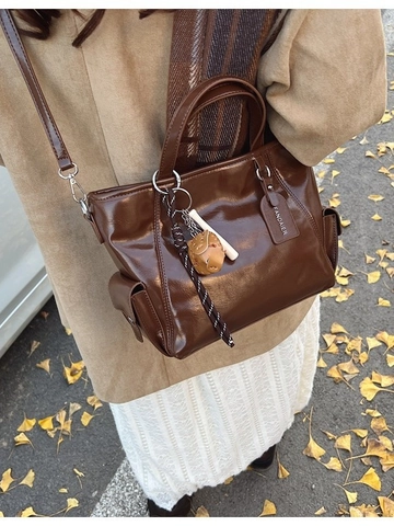 Sac Cabas Femme Grande Capacité en Cuir PU Brillant Avec Breloques de Baseball Bandoulière Réglable Sac à Main de Banlieue