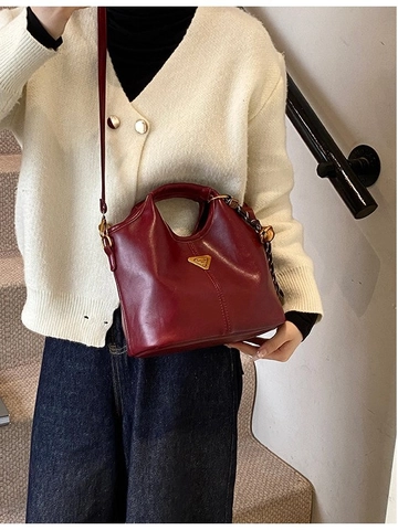 Sac Cabas Vintage en Cuir PU Grande Capacité Sac Bandoulière Avec Logo Métal Triangulaire Mode Travail Sac à Épaule Femme