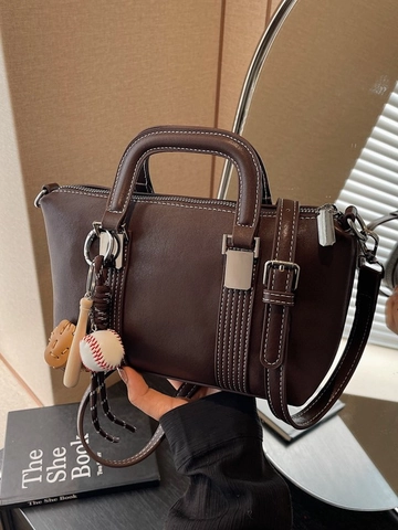 Sac à Bandoulière Boston en PU Vintage pour Femmes Avec Breloque Baseball Surpiqûres Contrastées Petit Sac à Main Mode