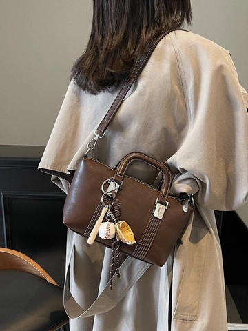 Sac à Bandoulière Boston en PU Vintage pour Femmes Avec Breloque Baseball Surpiqûres Contrastées Petit Sac à Main Mode
