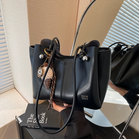 Modische Damen PU Leder Einkaufstasche Große Kapazität Minimalistische Pendler Schultertasche Mit Eiscreme-Anhänger
