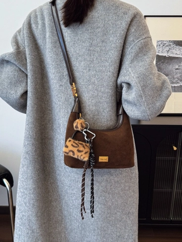 Retro Mattierte Wildleder Hobo Tasche Für Damen High-End Umhängetasche Mit Leoparden Plüsch Anhänger Und Geflochtenem Riemen