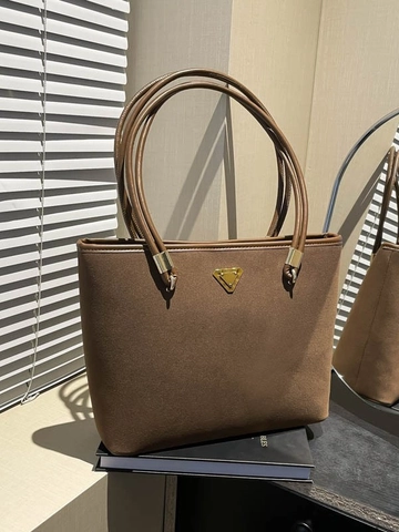 Große Kapazität Damen Tote Bag Wildleder PU Leder Pendeln Umhängetasche Mit Umgekehrtem Dreieck Metalldekor Retro Handtasche