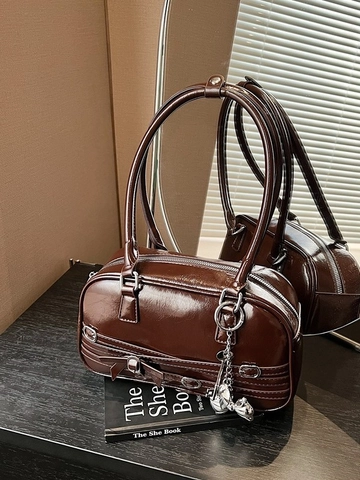 Damen Vintage Glänzende PU-Leder Achseltasche Mode Schleife Schultertasche Mit Metallanhänger Pendeln Vielseitige Kleine Kissentasche
