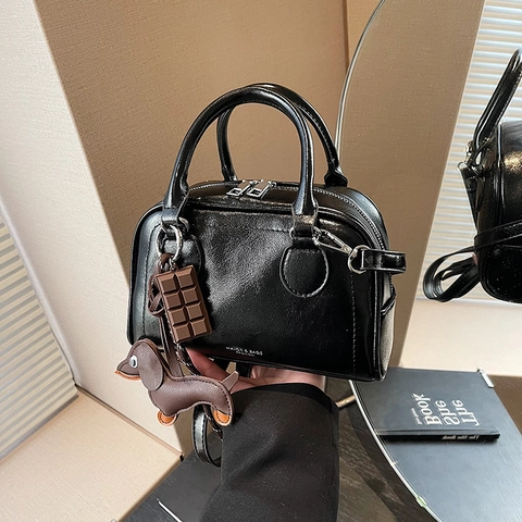 Damen Mode PU Leder Boston Bag Kleine Lässige Handtasche Griff Oben Umhängetasche Mit Süßen Anhängern