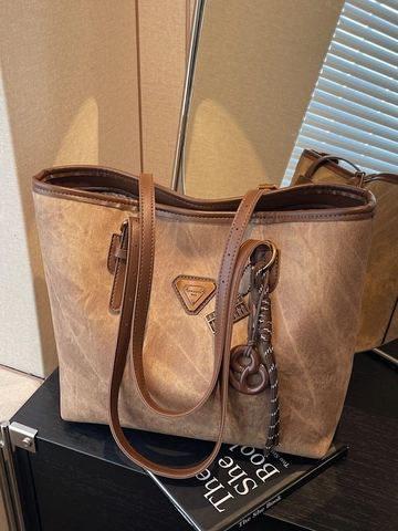 Grand Sac Cabas Vintage en Cuir PU Pour Femme Sac à Épaule Mode Navette Avec Logo Triangle et Charms à Pompon