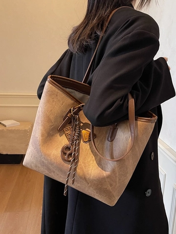 Grand Sac Cabas Vintage en Cuir PU Pour Femme Sac à Épaule Mode Navette Avec Logo Triangle et Charms à Pompon