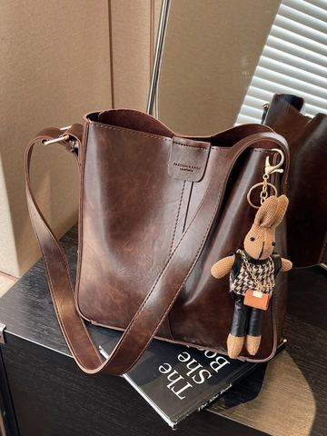 Sac Seau en Cuir PU Vintage pour Femmes Sac à Bandoulière Grande Capacité Avec Pendentif Lapin Mignon Sac Messager