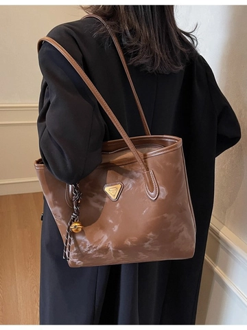 Bolso Tote de Gran Capacidad para Mujer Cuero PU Mármol Cuadros Bolso de Hombro Con Logo Metálico Triángulo Y Colgante Campana