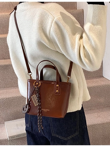 Borsa a Secchiello da Donna in Pelle PU Vintage con Stampa di Lettere Borsa a Tracolla Piccola Borsa a Mano Retro con Pendente Decorativo