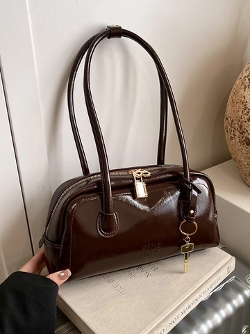 Sac à Épaule Vintage en Cuir PU Brillant pour Femme Grande Capacité Sac Oreiller Bowling Avec Verrou en Métal Pendentif Clé