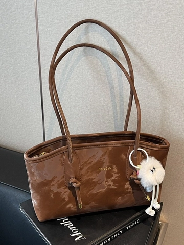 Grand Sac Cabas en Cuir PU Brillant Avec Pendentif Monstre en Peluche Lettrage Vintage Sac à Main Bandoulière Femme pour Trajet Quotidien