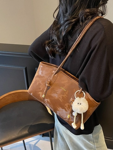 Grand Sac Cabas en Cuir PU Brillant Avec Pendentif Monstre en Peluche Lettrage Vintage Sac à Main Bandoulière Femme pour Trajet Quotidien