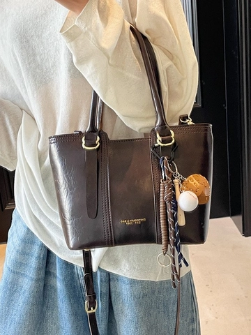 Bolso Bombonera de Cuero PU Vintage para Mujer Gran Capacidad Bolso de Hombro Bandolera Rétro Con Colgante de Béisbol Color Sólido Tote Diario
