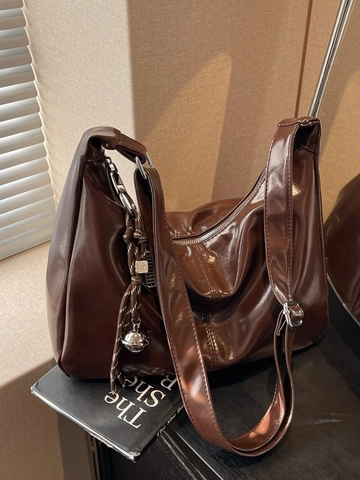Große Kapazität PU Leder Hobo Tasche Für Damen Casual Gefaltete Schultertasche Pendeln Tote Tasche Mit Dekorativem Anhänger