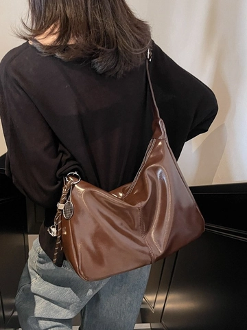 Große Kapazität PU Leder Hobo Tasche Für Damen Casual Gefaltete Schultertasche Pendeln Tote Tasche Mit Dekorativem Anhänger