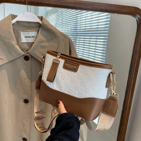Women PU Leather Crossbody Bag Fashion Checkerboard Stitching Shoulder Bag With Wide Letter Strap Casual Commuter Bag