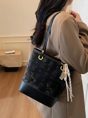 Women Retro PU Leather Shoulder Bag Star Embossed Bucket Bag With Pendant Niche Designer Large Capacity Commuter Tote Bag