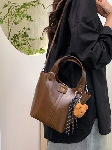 Bolso de Cubo de Alta Gama de Tendencia para Mujer Bolso de Mano de Cuero de PU con Colgante de Oso Correa Única