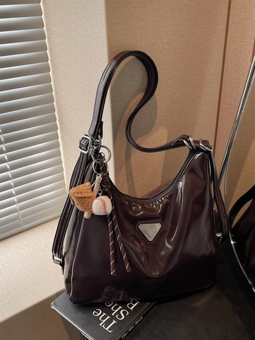 Borsa Hobo da Donna in Pelle PU Lucida Grande Capacità Commuter Tote Con Pendente da Baseball Zaino Moda Multi-modo