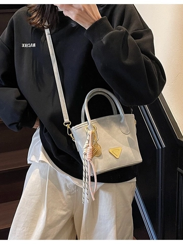 Sac Seau en Cuir PU à la Mode pour Femmes Avec Plaque Triangulaire en Métal Sac à Bandoulière Avec Pendentif Raquette de Tennis