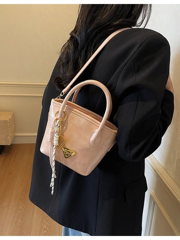 Sac Seau en Cuir PU à la Mode pour Femmes Avec Plaque Triangulaire en Métal Sac à Bandoulière Avec Pendentif Raquette de Tennis