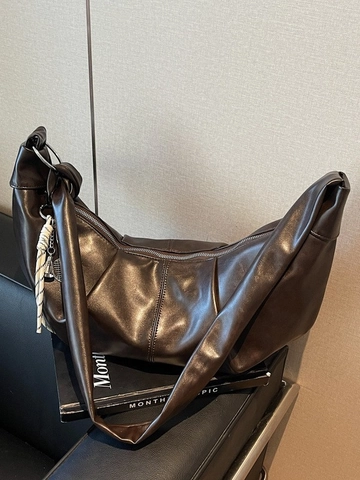 Grand Sac Hobo pour Femme Mode Plissé Demi Lune Sac Bandoulière High End Feel Casual en Cuir PU Sac à Épaule Avec Bandoulière Nouée et Pendentif