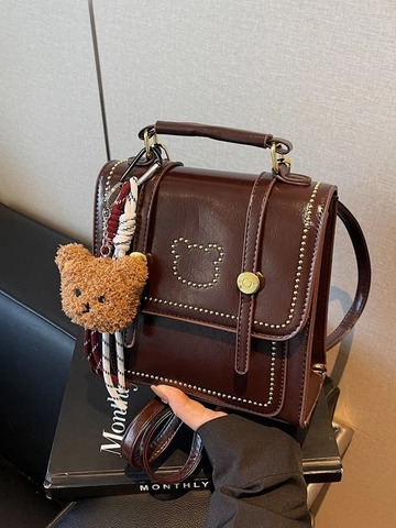 Vintage PU-lederen Mini-rugzak voor Dames Mode Klinknagels Beerenontwerp Kleine Schooltas met Pluche Beerenhanger Retro Schoudertas