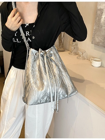 Bolso de Cubo de Cuero PU Arrugado de Moda Para Mujer Mochila Versátil con Cordón Bolso de Hombro con Cadena Lazo Decoración