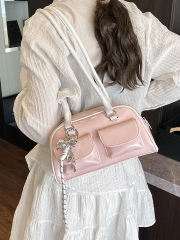 Bolso de Hombro Boston para Mujer en Cuero PU de Alto Brillo Con Doble Bolsillo Frontal Y Colgante de Lazo Plateado Bolso Retro Y2K