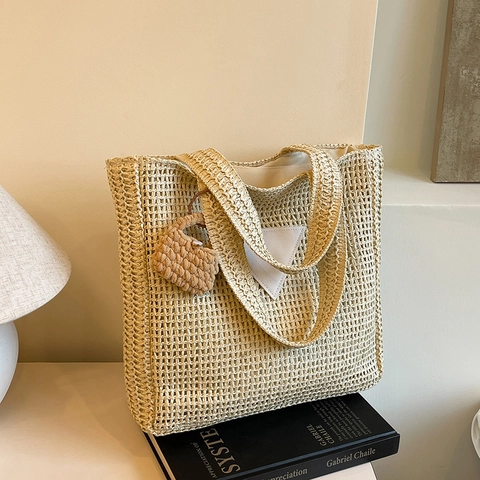 Dames Grote Capaciteit Mode Stro Geweven Tote Bag Vakantie Strand Schoudertas Met Driehoek Patch Decoratie En Hanger