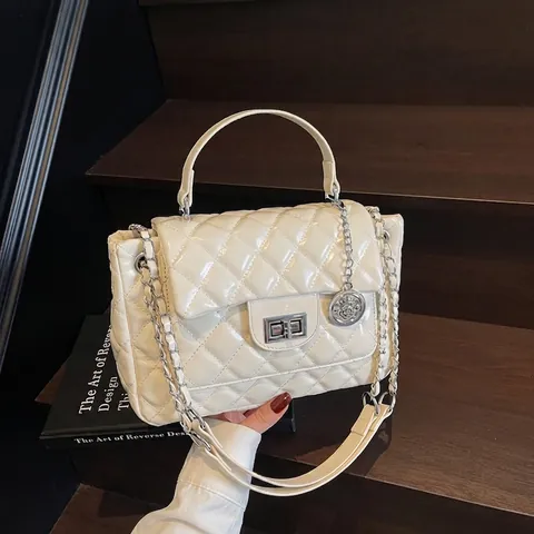 Damen Gesteppte Ketten Umhängetasche Glänzendes PU Leder Handtasche Mit Silber Drehverschluss Quadratische Crossbody Tasche