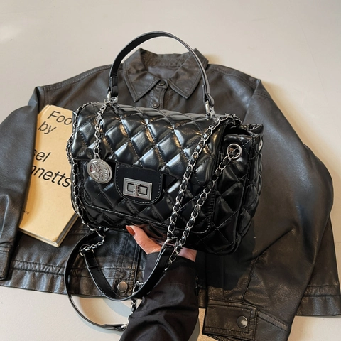 Damen Gesteppte Ketten Umhängetasche Glänzendes PU Leder Handtasche Mit Silber Drehverschluss Quadratische Crossbody Tasche
