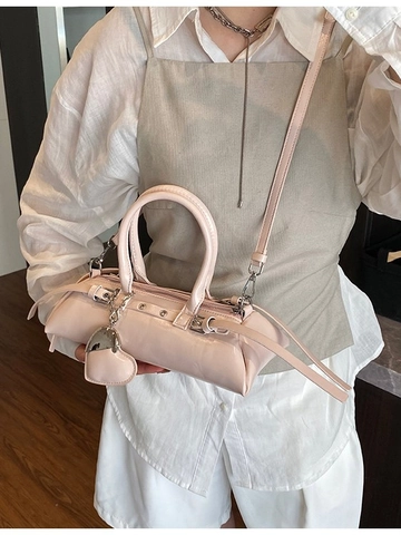 Bolso Almohada Boston de Cuero PU para Mujer con Remaches y Colgante de Corazón Bolso de Hombro de Lujo para Diario