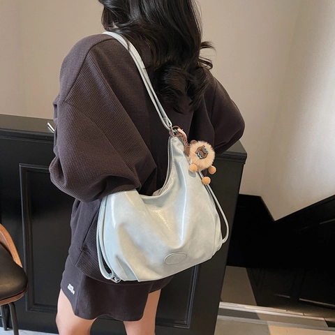 Borsa a Spalla Hobo da Donna a Grande Capacità in Pelle PU Retro Tote Con Ciondolo di Peluche Zaino Pendolare Versatile per Uso Quotidiano