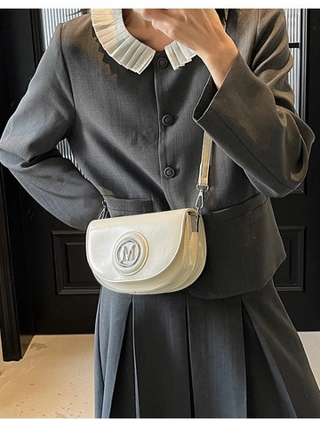 Bolso de Silla de Montar Minimalista de Cuero PU Para Mujer Con Decoración de Letra M de Metal Bolso Bandolera de Color Sólido Para Moda Urbana Diaria