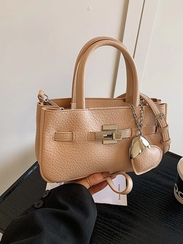 Sac Seau pour Femme en Cuir PU à Texture Litchi Sac Bandoulière de Mode Avec Fermoir Tournant en Métal et Charme de Cœur Sac à Main Quotidien Chic