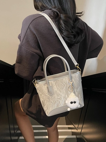 Borsa Tote da Donna alla Moda in Pelle PU Texture Rugosa Argento Metallizzato Con Pendaglio di Peluche per Pendolari Quotidiani