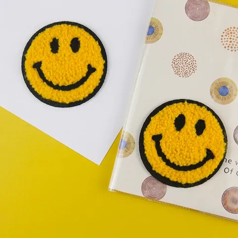 Carina Faccia Felice Gialla Rotonda Ricamo in Spugna Ciniglia Toppa da Stirare Cucire DIY Decorazione Abbigliamento