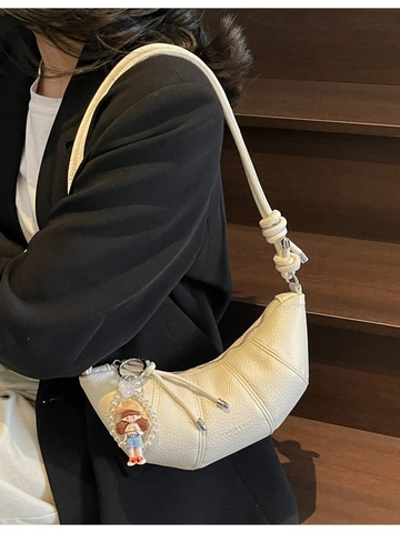 Nischen Damen Croissant Schultertasche Litschi-Muster PU-Leder Halbmond Umhängetasche Mit Geknotetem Gurt Und Cartoon-Anhänger