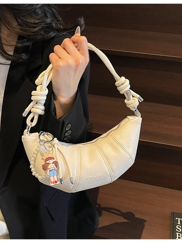 Nischen Damen Croissant Schultertasche Litschi-Muster PU-Leder Halbmond Umhängetasche Mit Geknotetem Gurt Und Cartoon-Anhänger