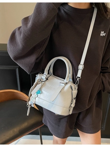 Chic Sac à Main Boston en Cuir PU pour Femmes Avec Gaufrage de Lettres Bandoulière Amovible Sac Bandoulière à la Mode Avec Pendentifs