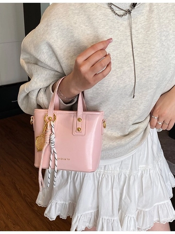 Damen Glänzende PU Leder Umhängetasche Trendy Mini Eimer Handtasche Mit Tennisschläger Anhänger Schal Dekoration Lässige Tasche