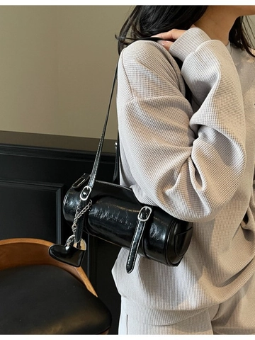 Women Oil Wax PU Leather Barrel Shoulder Bag Minimalist Round Cylindrical Pillow Bag With Heart Pendant Street Casual Handbag